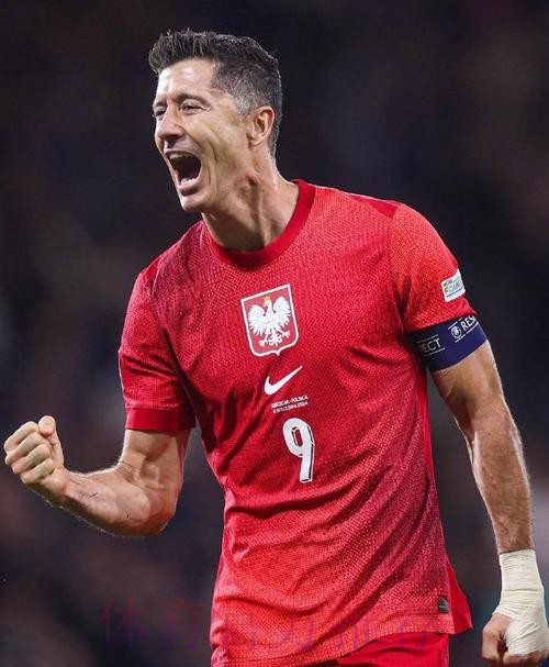 阿拉巴:莱万是世界最佳前锋之一 他再次证明自己